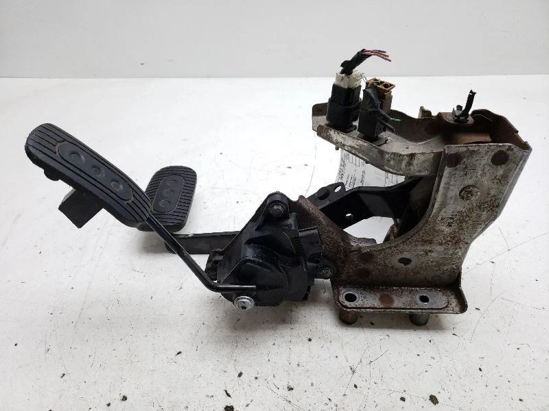 2007 - 2010 Nissan Versa Pedal Freio e Aceleração OEM 46501-EM30B - Imagem 2 de 4
