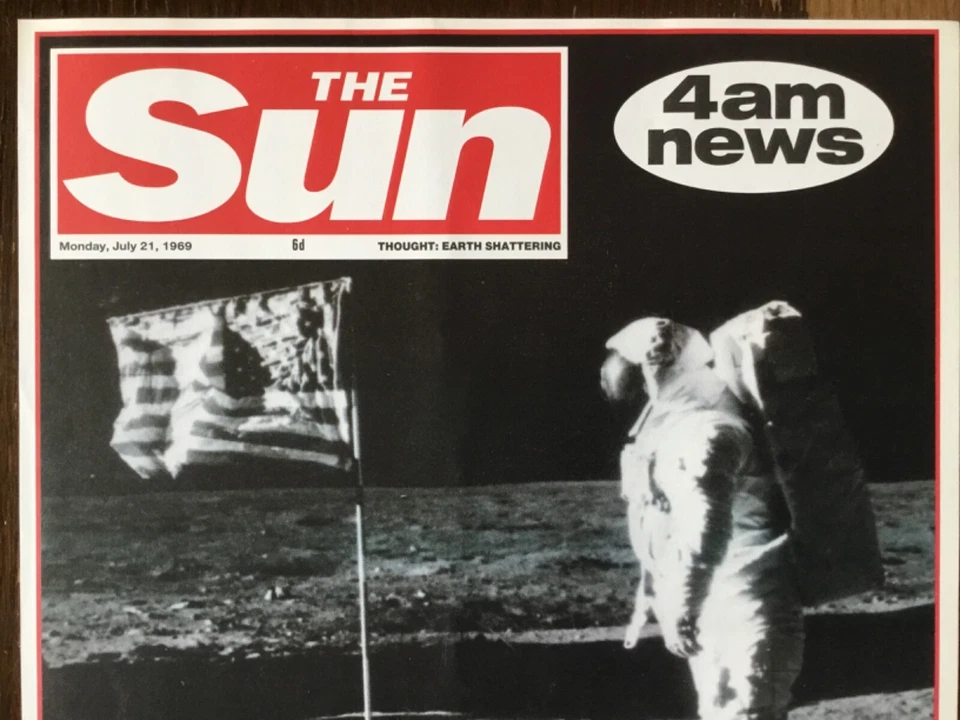 1969 POSTER/NEWSPAPER 1 PAGE : “1ST MAN ON THE MOON, ARMSTRONG’S FIRST WORDS” - Image 2 of 4