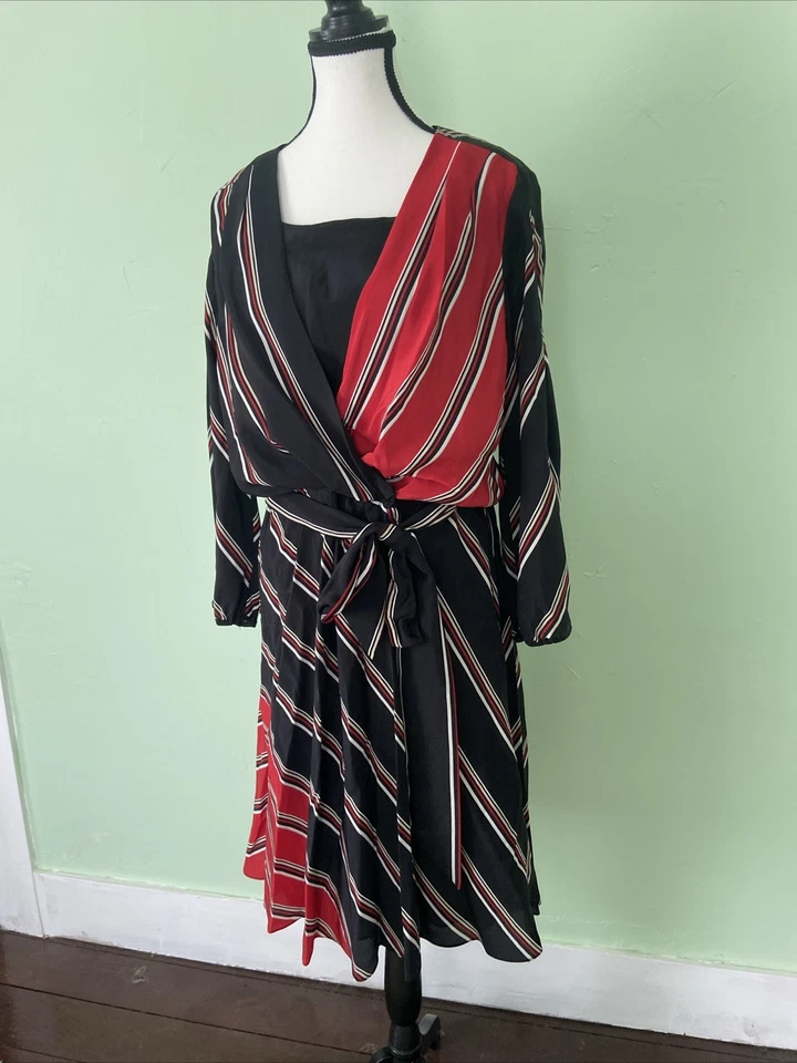 Vestido Casa Blanca Mercado Negro Seda Rayas con Cinturón y Mangas Largas Foto 2 de 4