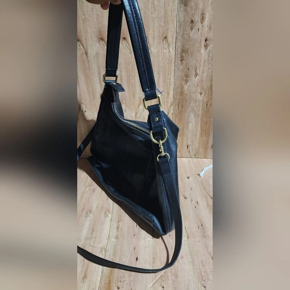 Bolso de hombro Frye hobo de cuero negro con logotipo en relieve y correa bandolera Foto 3 de 4