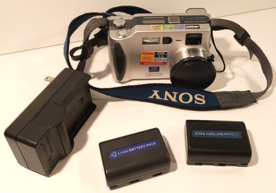 Sony Cyber-Shot DSC-S70 Digital Camera 3.3MP, Tested, Works, Charger, Battery
