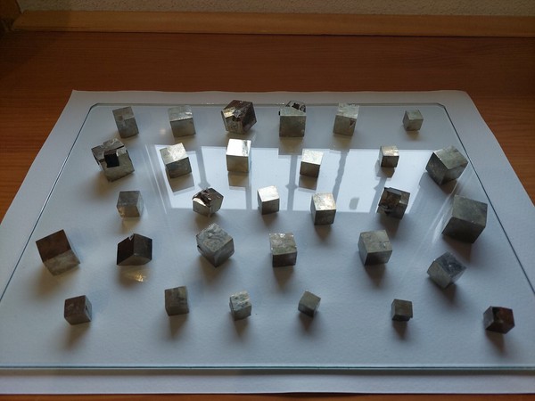 30 Pyrite cubes (Navajun, Spain) - Stück Pyritwürfel - Mineral decorative - LotV