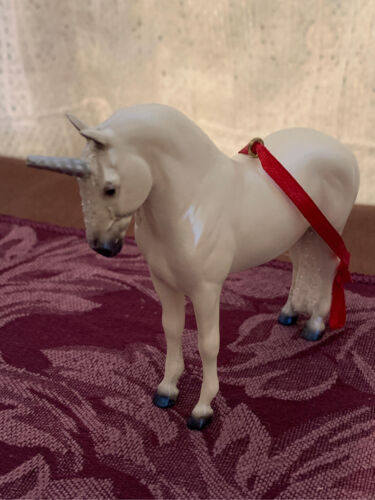 Breyer Modellpferde Weihnachten Aldo Einhorn Ornament 2023 - Bild 2 von 6