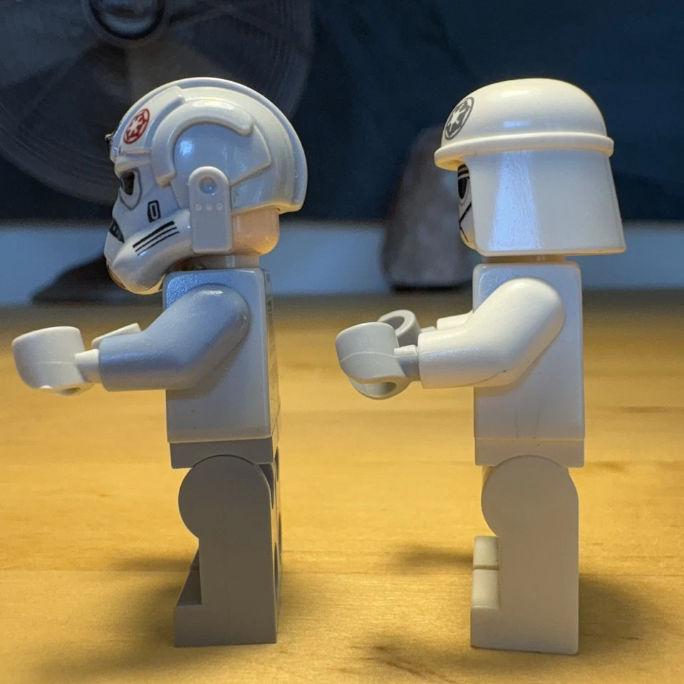 LEGO Star Wars AT-DP Pilot (white uniform) + AT-AT Driver - Imperial Minifigures - Image 3 of 4