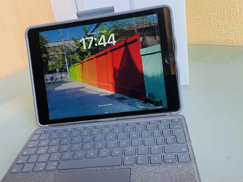 Logitech Combo Touch für iPad, 7., 8., 9. Generation, QWERTY-Layout