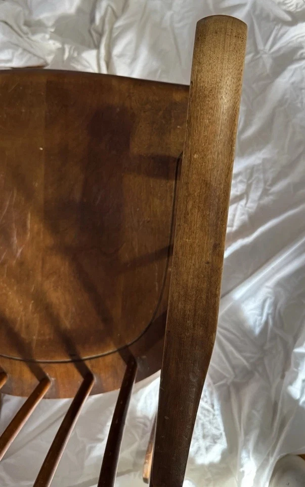 Mecedora Nichols & Stone de madera dura, respaldo de husillo clásico, necesita restauración Foto 3 de 4