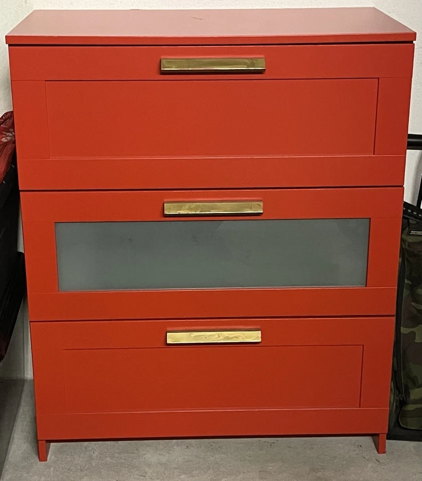 Sideboard/Kommode Ikea, 3 Schubladen, Rot mit Goldenen Griffen; aufgebaut