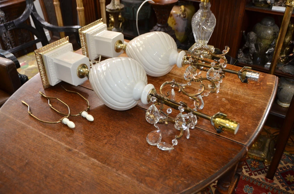 Par de lámparas de mesa de urna de espelter de porcelana neoclásica sin tonos Foto 2 de 4