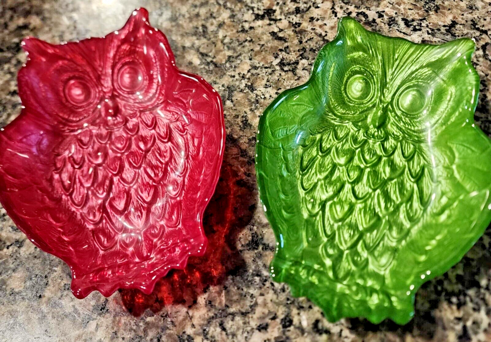 StyleSetters Pair of Glass Owl Pink & Green Dishes Türkiye