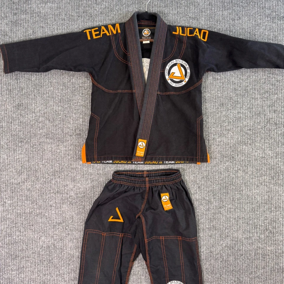 Team Jucao BJJ Gi Youth C-1 Preto Laranja Brazilian Jiu Jitsu Uniforme Arte Marcial - Imagem 2 de 4