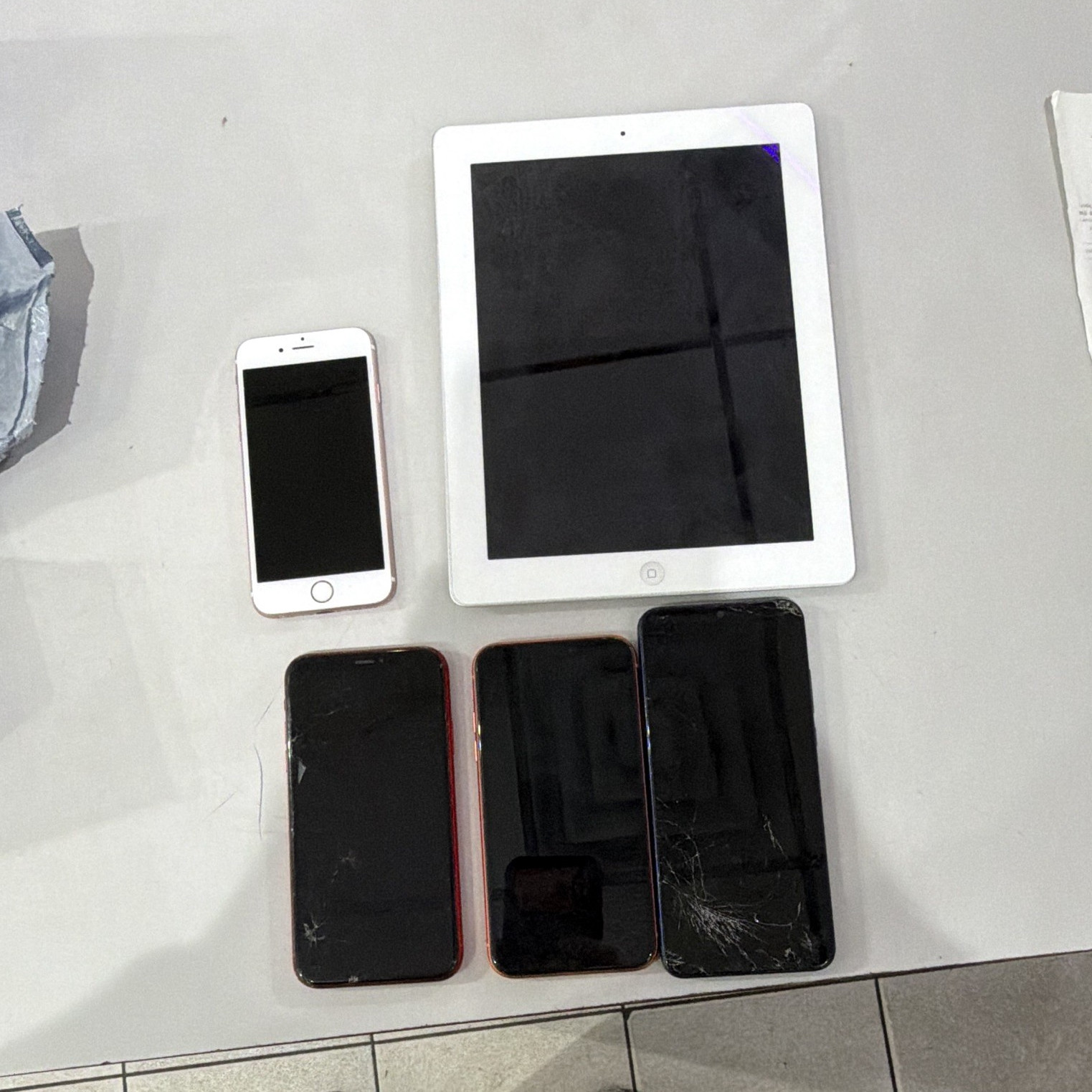 Apple iPhone & iPad Mixed Lot w/ Motorola Smartphone - For Parts/Repair