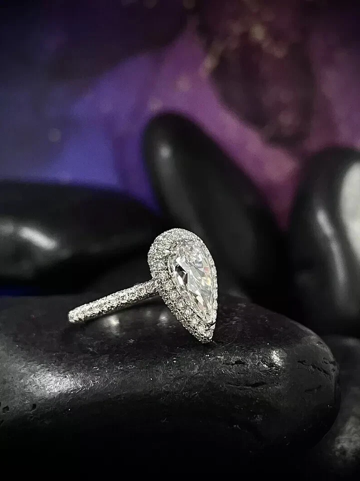 Anillo de compromiso con halo de diamantes cultivados en laboratorio IGI SI1/H talla pera de 1,80 quilates de oro blanco de 14 k Foto 2 de 4