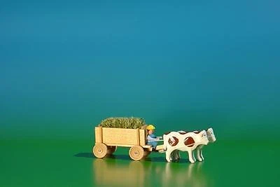 VOLKER UND HEIKO FLATH ERZGEBIRGISCHE VOLKSKUNST Miniatur Gespann Kastenwagen in natur mit Ochsen , Ladung: Gras Länge ca 9cm NEU
