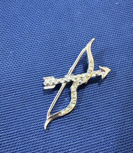 VINTAGE PAIR AURORA BOREALIS PINK RHINESTONE CUPID'S BOW AND ARROW PINS BROOCH - Picture 1 of 3