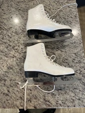 CCM Classic Series Ice Skates Figure Skates Women’s Size 9 White Model WM Sk