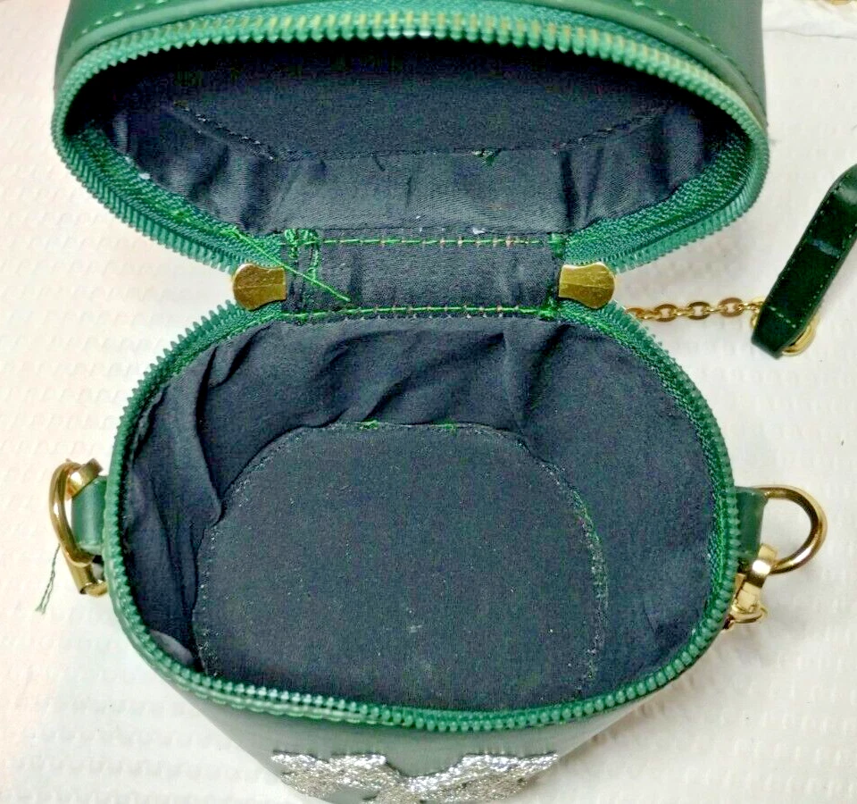 Stylish New York Yankees Designer Handbag for the Fashion Enthusiast - Image 4 of 4