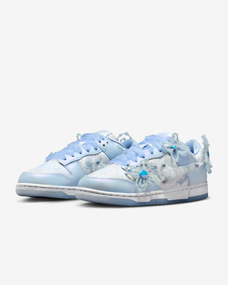 [ナイキ] ダンク ロー [W DUNK LOW Women's Artist Collection] サミットホワイト/ウルフグレー/ハイドロジェンブルー/ブルーティント HV8575-100 Nike Dunk Low Women's Artist Collection HV8575-100 Summit White