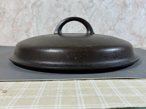 Griswold Cast Iron No 8 Small Block Logo Dutch Oven. Indistinct Part Number.