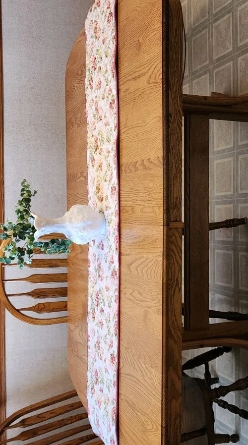 Waverly стеганая дорожка для стола розовая гортензия двусторонняя 14x70 дюймов сердцевина коттеджа - Изображение 2 из 4