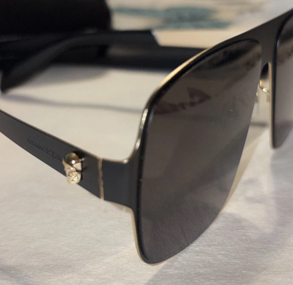 Очки солнцезащитные Alexander McQueen AM 0279S 001 с черепом б/у - Изображение 3 из 4