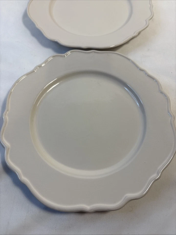 Набор из 2 салатных тарелок Pioneer Woman однотонного кремового цвета с зубчатыми краями - Изображение 3 из 4