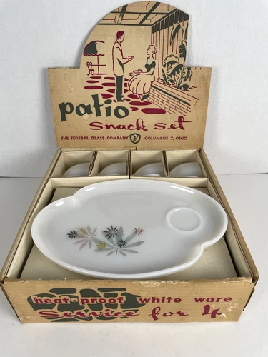 VINTAGE 1950s FEDERAL GLASS Patio Snack Set ATOMIC FLOWER 4 plates 4 cups *READ*