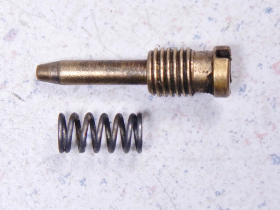 Винт и пружина карбюратора воздушно-топливной смеси 1969 YAMAHA 350 Grand Prix R3 - Изображение 2 из 4