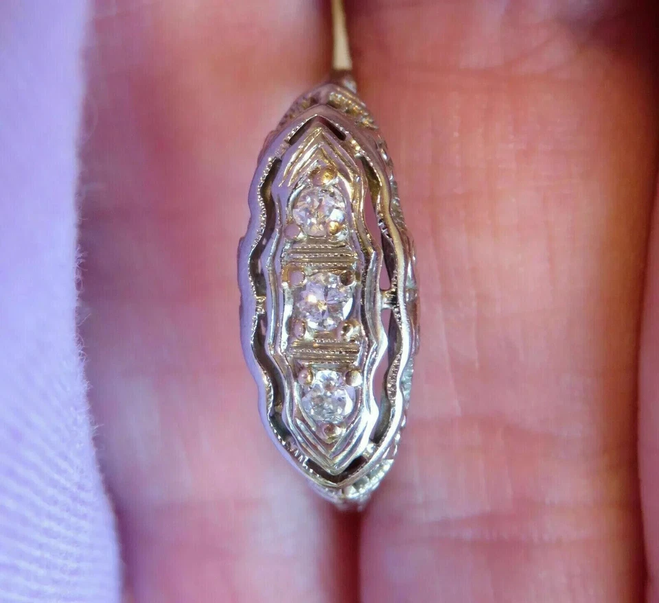 Anillo Promesa Filigrana Tres Piedras Oro Blanco 14K Más de 2.1 Ct Diamante Simulado Foto 2 de 4