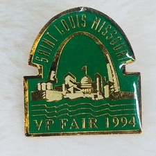 Vtg 1994 St Louis Missouri VP Fair Souvenir Green Enamel Lapel Pin w/ Arch