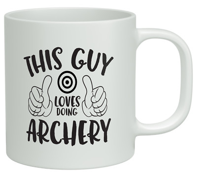This Guy Loves doing Archery weiß 10 Unzen Neuheit Geschenk Becher Tasse