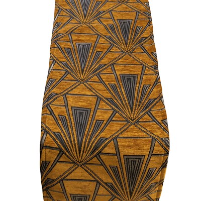 Art Deco Tischläufer aus geometrischem Samt in Gold & Silber. Erhältlich in 3 Größen