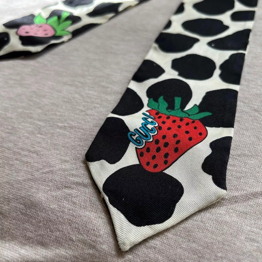 Authentique écharpe GUCCI All Over vache motif fraise multicolore femme occasion
