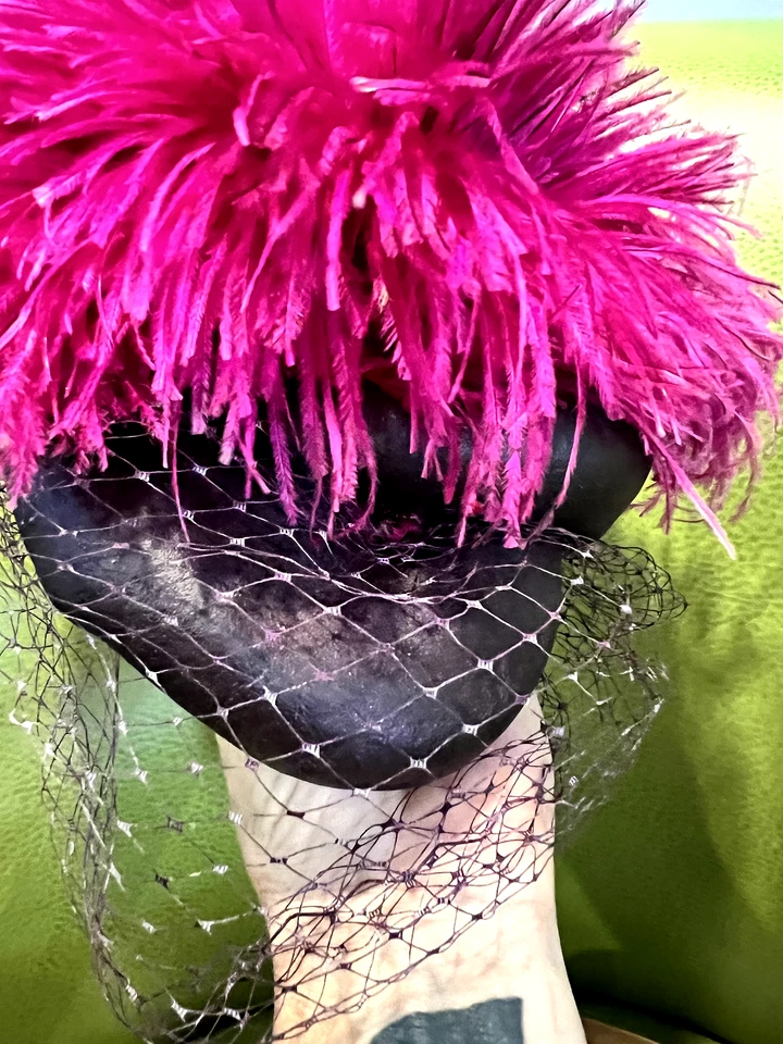 Sombrero de fieltro pintado con pluma de pompón de avestruz inclinable rosa y púrpura años 30 reciclado elegante Foto 2 de 4