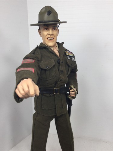 1/6 USMC MARINE GUNNERY SERGEANT R LEE ERMEY IN FULL DRESS GREENS SWORD & STAND - Picture 17 of 24