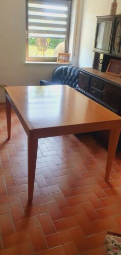Extendable dining table-