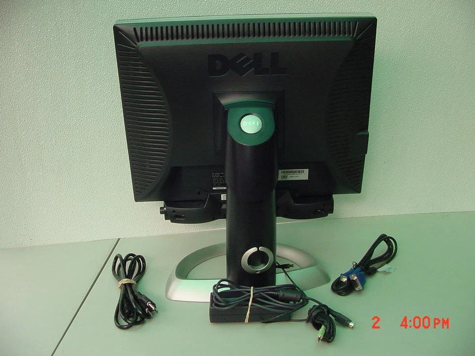 Dell UltraSharp 2001FP 20" wide screen LCD Monitor "Screen has cloudy"! - Image 4 of 4