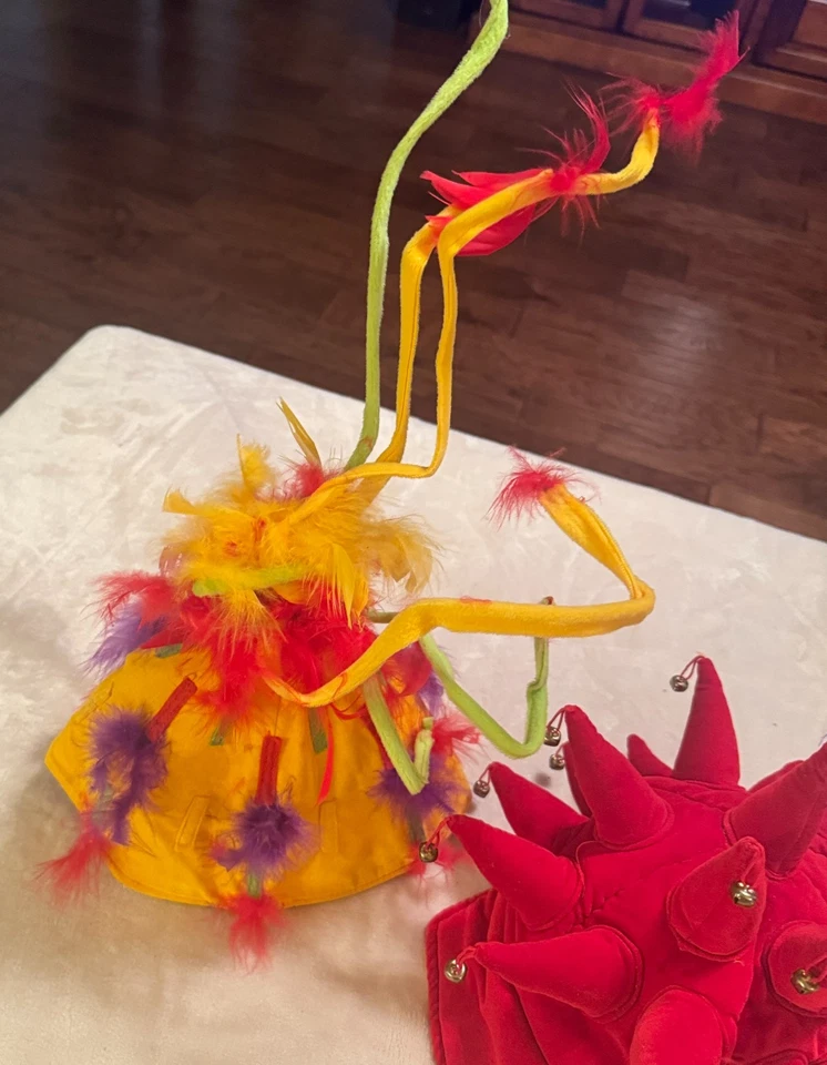 Lote de 2 Sombreros Locos Cirque du Soleil Bufón Campanas Amarillo Rojo Recuerdo Mardi Gras Foto 2 de 4