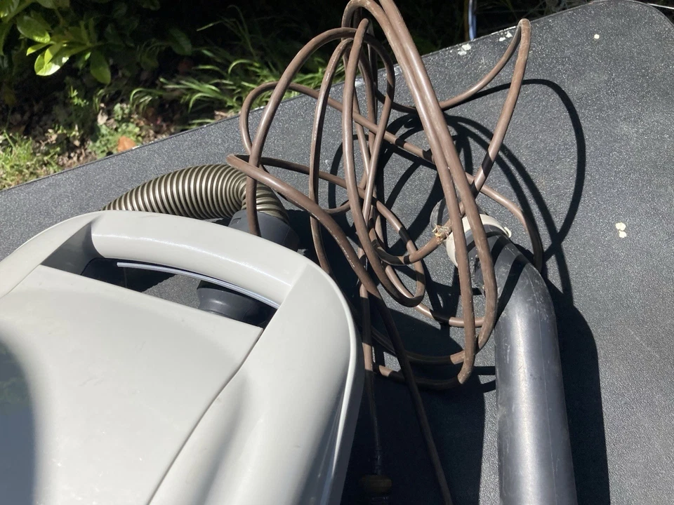 Panasonic MC-2730 Canister Vacuum HEPA FILTRATION - Image 3 of 4