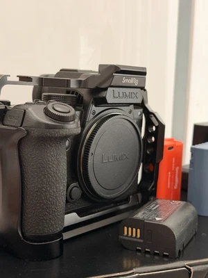 Lumix S5IIX Zubehörpaket mit 20-60mm, 35mm F1.8, Cage & 6 Akkus + Restgarantie