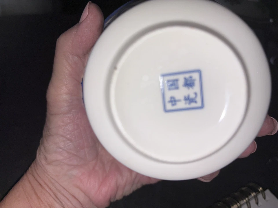 Gaiwan porcelana azul y blanco con decoración de peonía y adornos dorados Foto 3 de 3