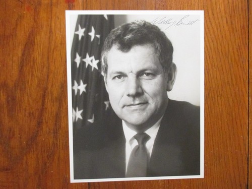 WILLIAM "BILL" BENNETT(Secretary of Education)Signed Glossy 8 X 10 B & W Photo - 第 1/3 張圖片