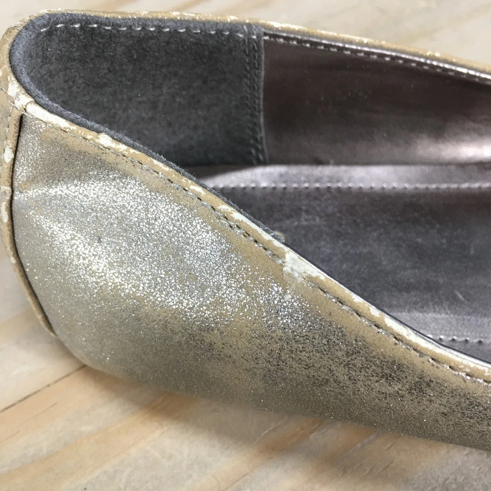 Mossimo Supply Co Zapatos planos de ballet para mujer 8,5 dorado detalle de flores sin cordones informales Foto 4 de 4