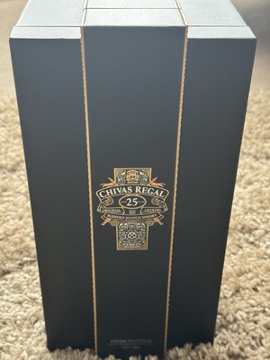 Chivas Regal 25 Jahre gealterte leere Flasche mit Samtbox innen. Flasche #1911191