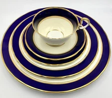 ELEGANT AYNSLEY COBALT & GOLD 5PC PLACE SETTING, 7817, SMALL MANUFACTURING FLAW