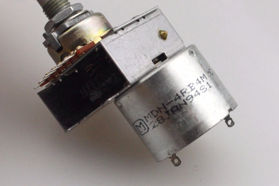 1x Audio Motorized Potentiometer 25mm D Shaft 16mm Dual-Gang A50K 50K - Image 3 of 3
