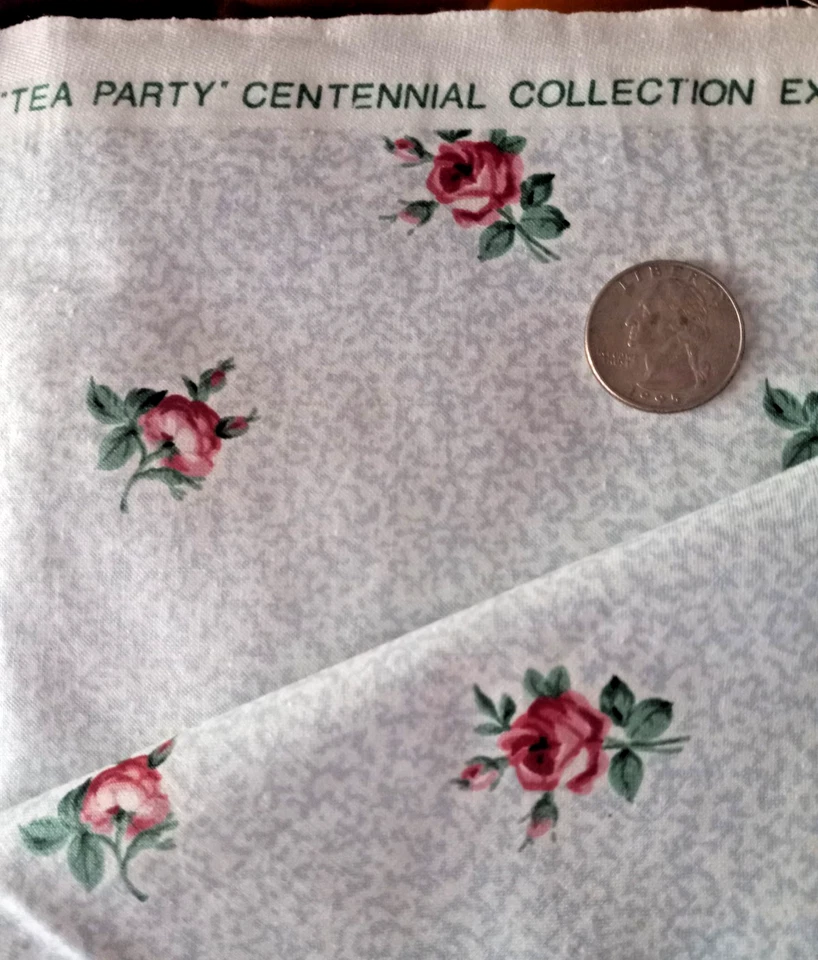 Tecido de algodão polido 38" x 50" Tea Party WAVERLY azul pálido com rosas vermelhas - Imagem 2 de 4