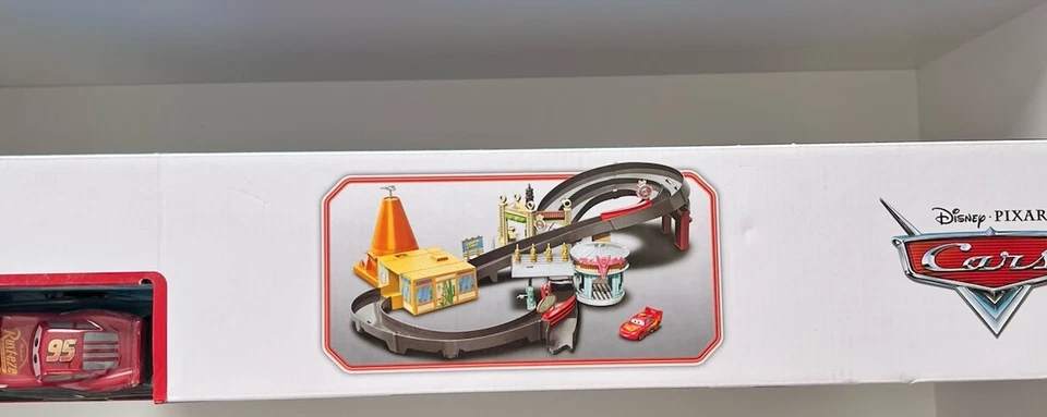 Disney Cars Race Around Radiador Muelles Juego NUEVO Con Paquete de 5 Taza Pistón NUEVO Foto 4 de 4