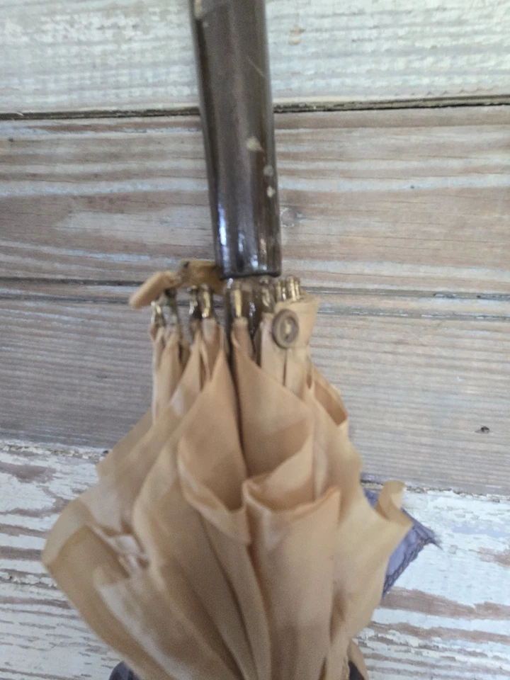 Sombrilla victoriana vintage con estuche de tela azul con acento de tela tostado o marrón claro Foto 2 de 4