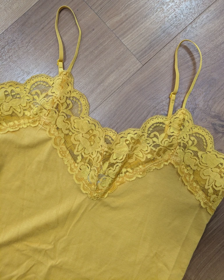Camiseta sin mangas vintage Y2K para mujer talla mediana coqueta encaje cami años 90 amarilla Foto 2 de 4