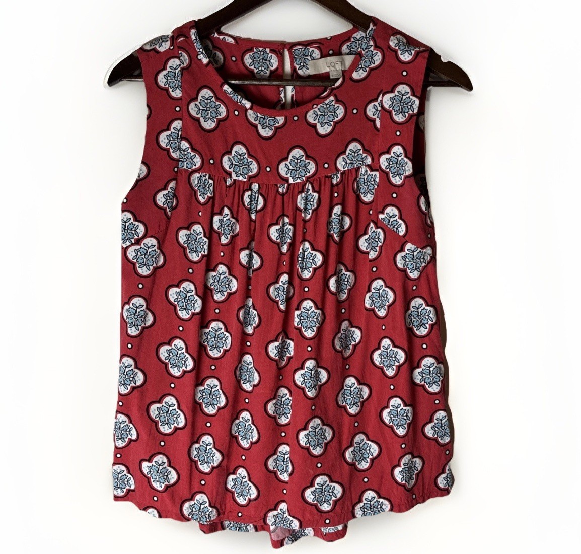 LOFT Top Blouse Small Red Blue floral  Relaxed Smocked Sleeveless Keyhole Back